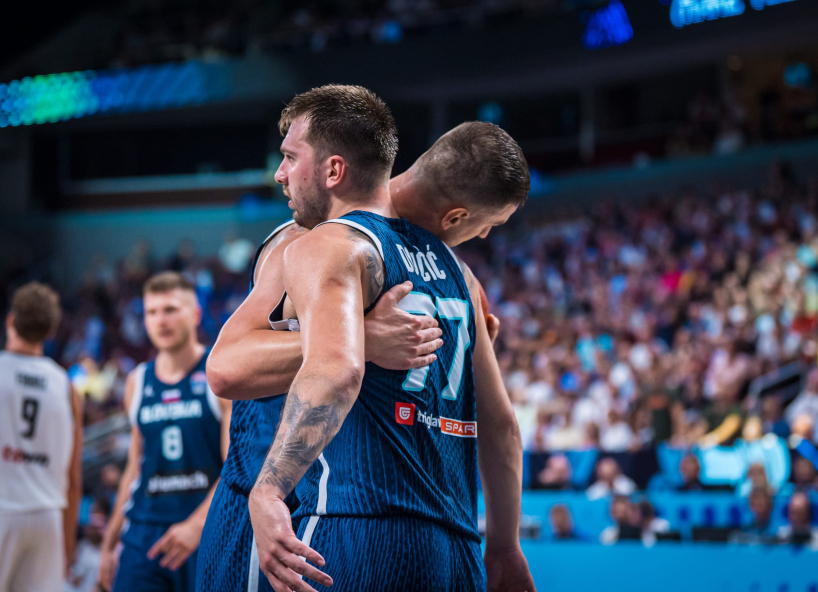 分明确, 有人致敬